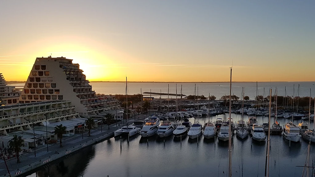 Littoral de la Grande Motte au coucher du soleil
