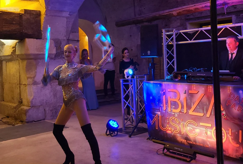 Show de dance lors d'une soirée Ibiza music Tour