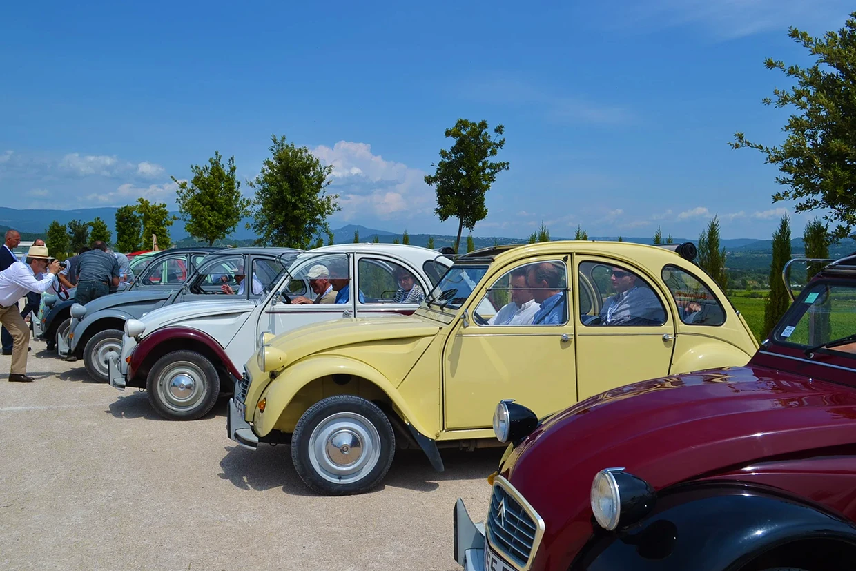 2CV garées dans les Alpilles