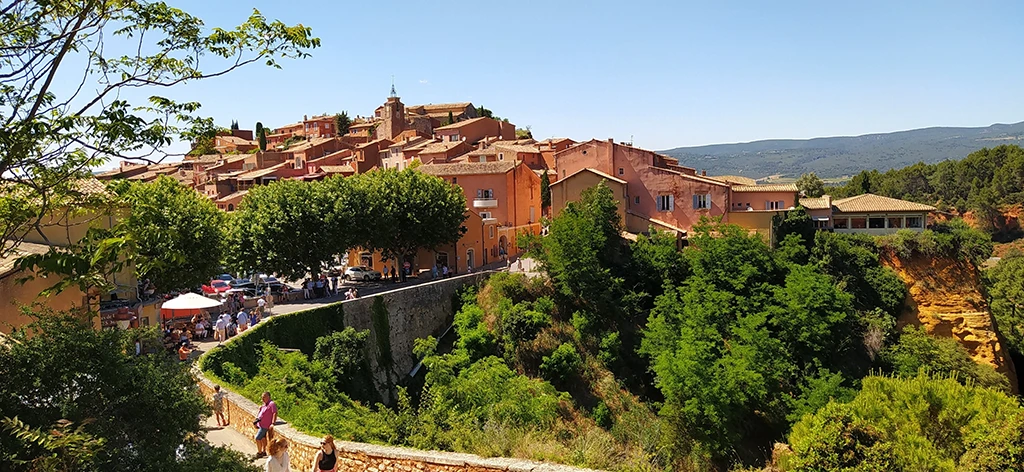 6 personnes s'accordant une pause au bord d'un sentier après une excursion en vélo