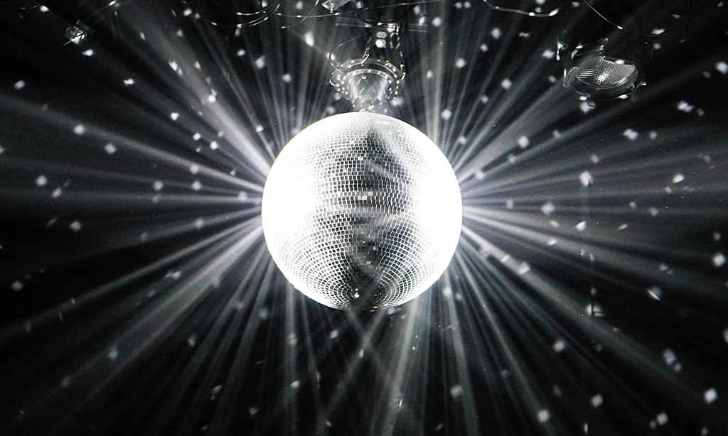 Boule disco éclairée par deux sources lumineuses blanches