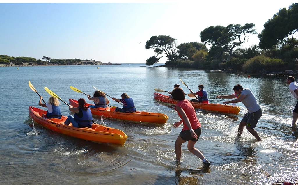 Départ d'une course de kayaks 2 places