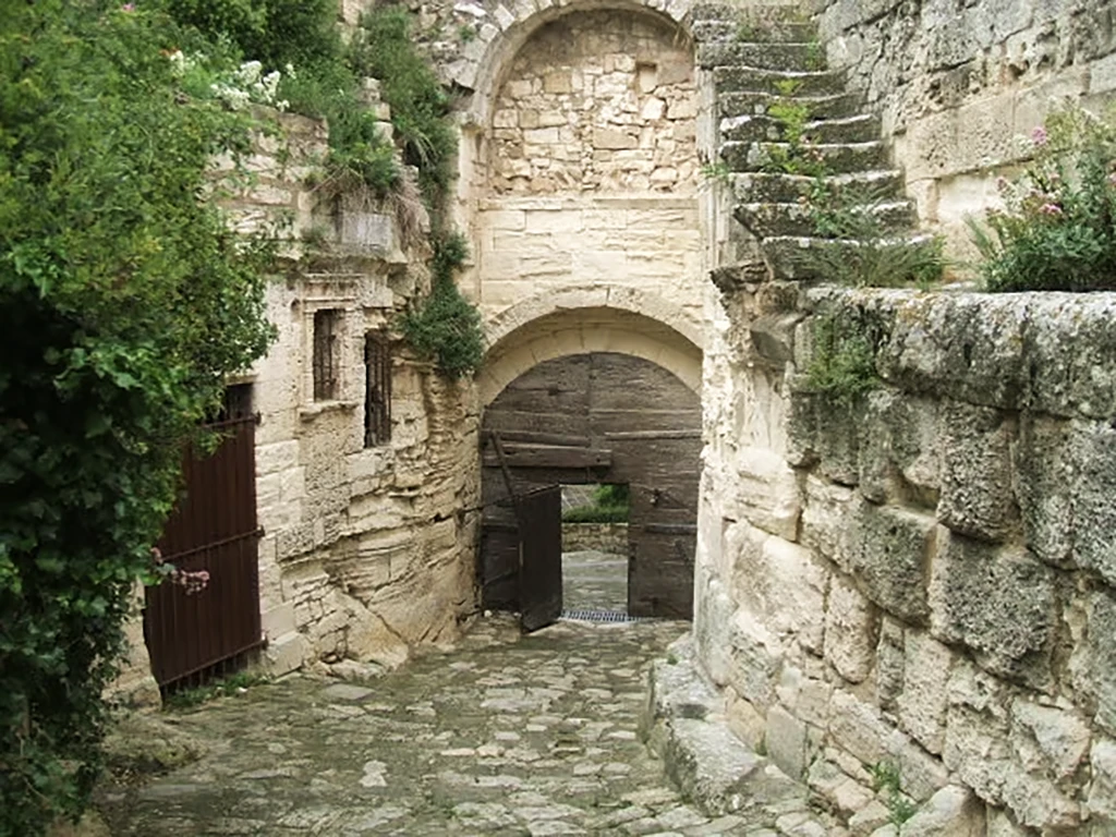 Maison dite Porte d'Eyguières aux Baux-de-Provence