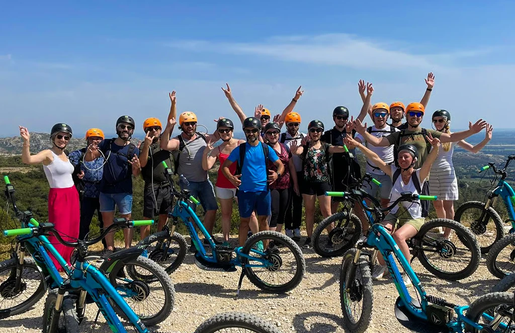 Groupe célébrant l'arrivée après une activité organisée par Oleis Travel Events