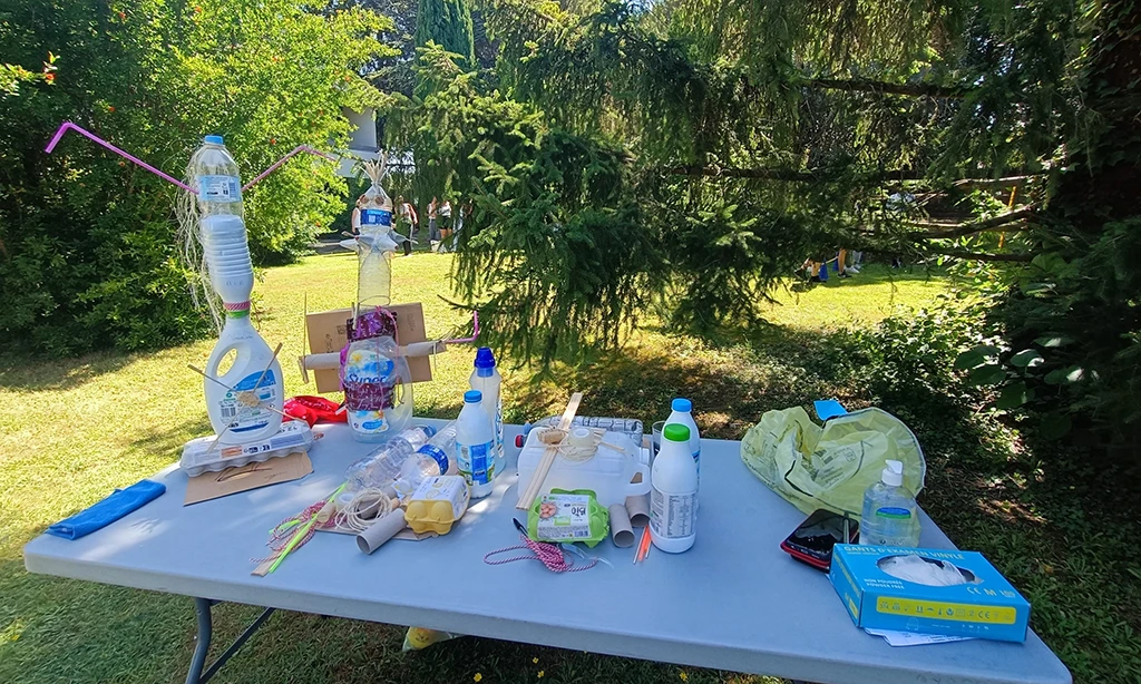 Table de confection d'objets recyclables