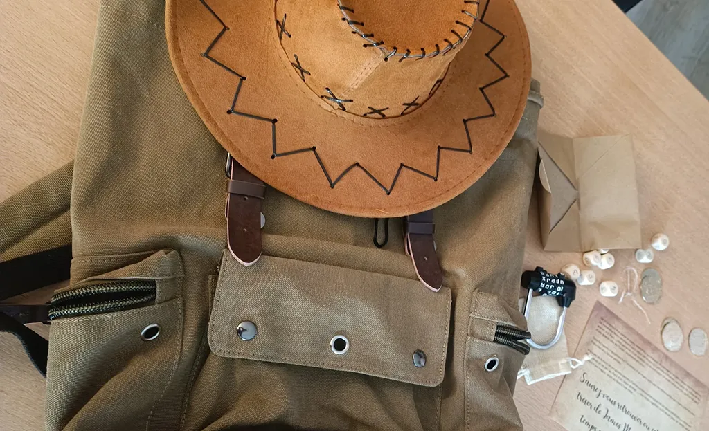 Chapeau d'explorateur posé sur un sac en toile