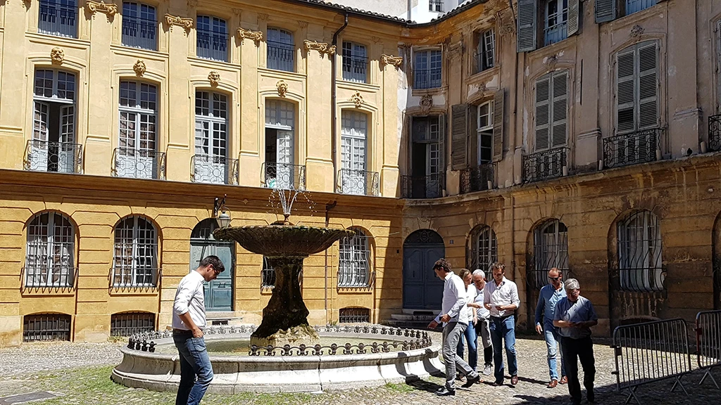 Equipe à la recherche d'indices sur la place d'Albertas